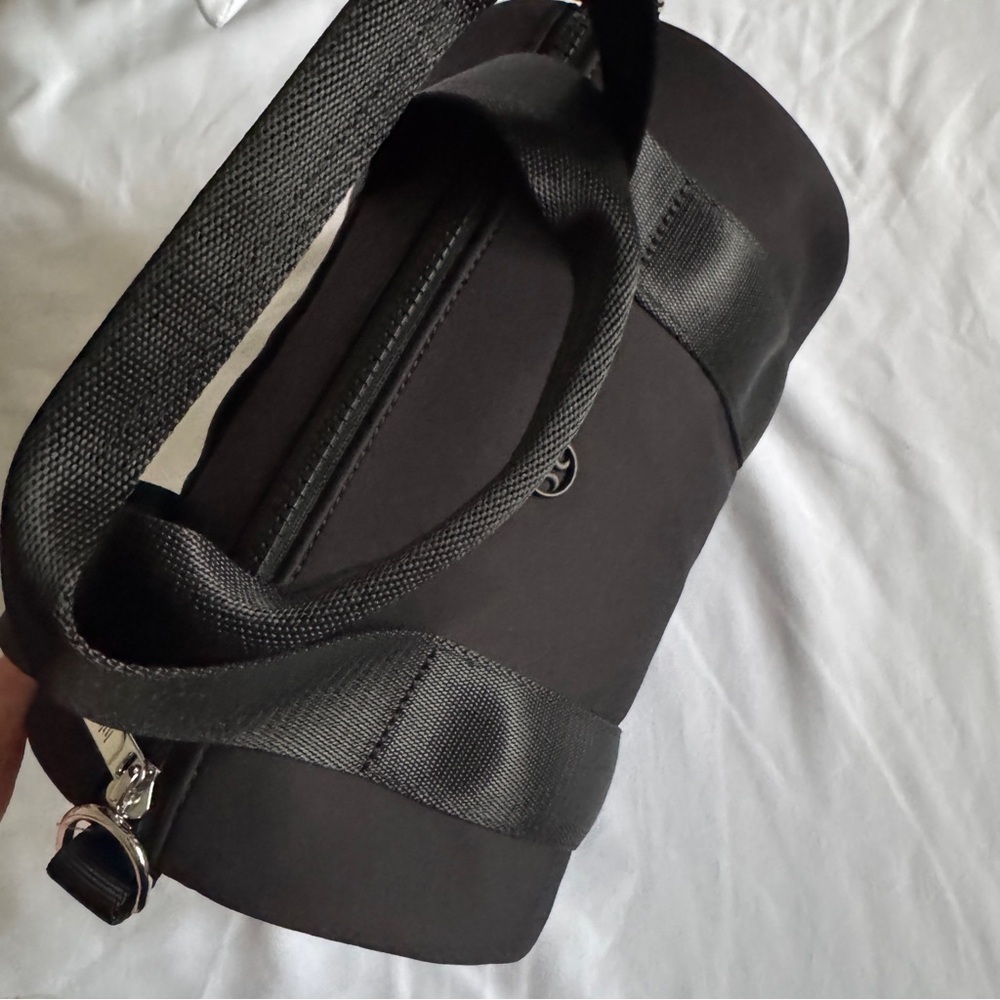 🆕 Lululemon Knit Nylon Mini Barrel Duffel - Black - Picture 4 of 4